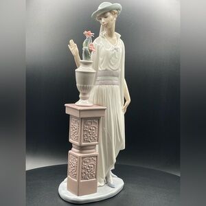 LLADRÓ LADY GRAND CASINO
ITEM #01005175 Retired